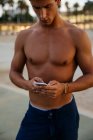 Atleta hombre entrenamiento al aire libre con móvil - foto de stock