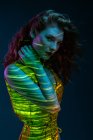 Retrato de mujer sensual posando en rayas de luz cálida - foto de stock