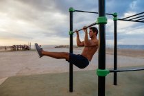 Ein männlicher Athlet trainiert in einem Fitnessstudio — Stockfoto
