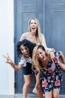 Три дівчини розважаються на вулиці — стокове фото