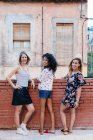 Tre ragazze in posa da un muro — Foto stock