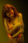 Мрійлива чуттєва жінка позує в теплих світлих плямах — стокове фото
