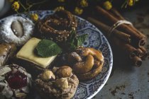 Bonbons typiquement marocains faits maison avec miel et amandes sur plaque à motifs — Photo de stock