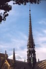 Spitzenturm von Notre Dame de Paris bei Tageslicht vor blauem Himmel, Paris, Frankreich — Stockfoto