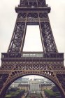 Sous-sol de la Tour Eiffel avec paysage urbain en arrière-plan, Paris, France — Photo de stock