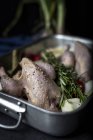 Pollo intero crudo pronto da arrostire sulla teglia con ingredienti — Foto stock