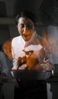 Cuisinier excité faire une flamme dans la cuisine du restaurant — Photo de stock