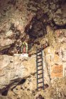 Pequeña escalera que conduce al santuario dedicado a la Dama de Guadalupe y ubicado en el acantilado rocoso del Cañón Sumidero en Chiapas, México - foto de stock
