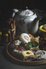 Bonbons marocains typiques au miel et aux amandes sur plateau — Photo de stock