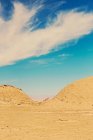 Кран посреди пустыни, фарфор — стоковое фото