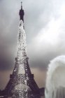 Fontaines des Jardins du Trocadéro sur fond de Tour Eiffel, Paris, France — Photo de stock