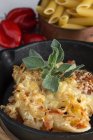 Macaroni italien au fromage et chorizo dans la poêle — Photo de stock