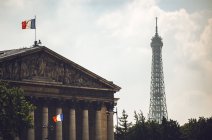Casa del Parlamento decorata con bandiere di Francia sullo sfondo della Torre Eiffel, Parigi, Francia — Foto stock