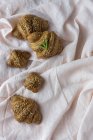 Croissant al forno fatti in casa su tessuto bianco — Foto stock