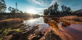 Água calma da lagoa refletindo o ambiente do campo brilhante na luz do sol, Espanha — Fotografia de Stock