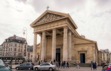 SAINT GERMAIN, FRANCE - 25 марта 2018 года: фасад Эглизской церкви и туристы — стоковое фото