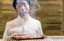 Cuoco che cucina nel ristorante che prepara arrosto di manzo — Foto stock