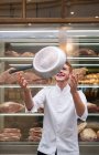 Шеф кухар готує в окулярах і біла сукня кидає сковороду, що працює в ресторані . — стокове фото