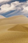 Дюны в пустыне — стоковое фото