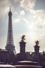 Statue ricoperte d'oro e Torre Eiffel, Parigi, Francia — Foto stock