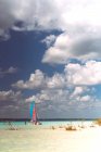 Gruppo di persone a vela piccola barca mentre riposano nei Caraibi messicani in giornata nuvolosa — Foto stock
