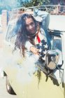 Brunette femme avec bengale et écharpe américaine dans le vieux van — Photo de stock