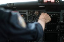 Mains en culture d'un pilote méconnaissable pilotant un aéronef moderne à l'aide d'un volant de commande — Photo de stock