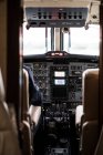 Homem irreconhecível no avião de pilotagem headset? sozinho enquanto sentado no cockpit de aeronaves modernas — Fotografia de Stock