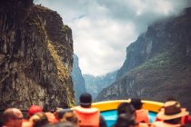 Grupo de turistas anónimos flotando en barco en el magnífico Cañón Sumidero en Chiapas, México - foto de stock