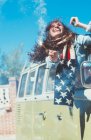 Brünette Frau mit Bengal und amerikanischem Schal im alten Van — Stockfoto