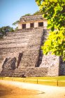 Veduta della straordinaria piramide Maya situata nella città di Palenque in Chiapas, Messico — Foto stock