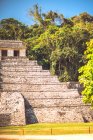 Veduta della straordinaria piramide Maya situata nella città di Palenque in Chiapas, Messico — Foto stock