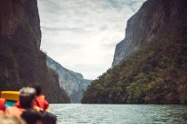 Grupo de turistas anónimos flotando en barco en el magnífico Cañón Sumidero en Chiapas, México - foto de stock