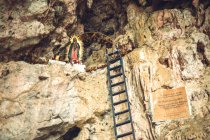 Small ladder leading to shrine dedicated to Lady of Guadalupe and located on rocky cliff of Sumidero Canyon in Chiapas, Mexico — Stock Photo