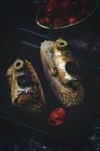 Rebanadas de pan con pescado enlatado y aceitunas en la bandeja para hornear cerca de la pimienta picante - foto de stock