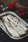 Primer plano de las sardinas enlatadas abiertas sobre la mesa - foto de stock