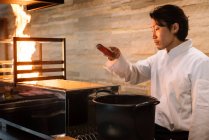 Шеф-кухар готує вугілля в ресторані — стокове фото