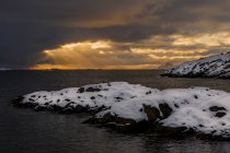 Pôr do sol nublado na costa do lofoten — Fotografia de Stock