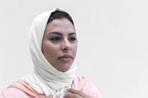 Portrait de femme marocaine avec hijab et robe arabe typique — Photo de stock