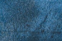 Вид з повітря на синьо-білий зимовий ліс, вкритий снігом . — стокове фото