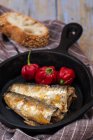 Conserve di sardine e peperoni rossi freschi in padella — Foto stock
