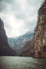 Pittoresca veduta del fiume calmo che scorre nel Sumidero Canyon in Chiapas, Messico — Foto stock