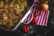 Maccheroni al forno con formaggio e chorizo in teglia con ingredienti — Foto stock