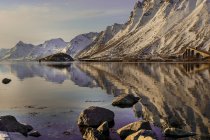 Riflessione nel lago, lofoten-norway — Foto stock