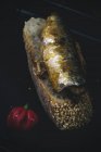 Kleine Paprika in der Nähe von Brot mit Fischkonserven in der Pfanne — Stockfoto