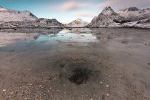 Pintoresca vista de las montañas nevadas y el mar oscuro - foto de stock