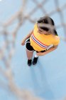 Mince jeune femme en vêtements de sport debout sur le terrain de sport bleu — Photo de stock