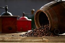 Кофейные зерна и винтажная мельница — стоковое фото