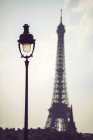 Фонарь на фоне неба и Эйфелевой башни, Париж, Франция — стоковое фото