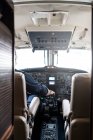 Uomo irriconoscibile in cuffia pilota aereo? da solo mentre seduto in cabina di pilotaggio di aerei moderni — Foto stock
